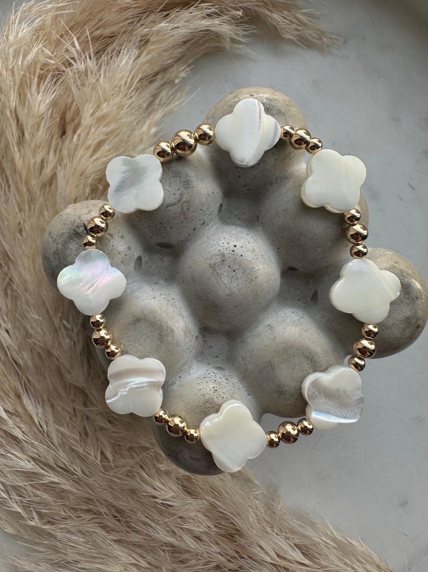Clover pearls stacker