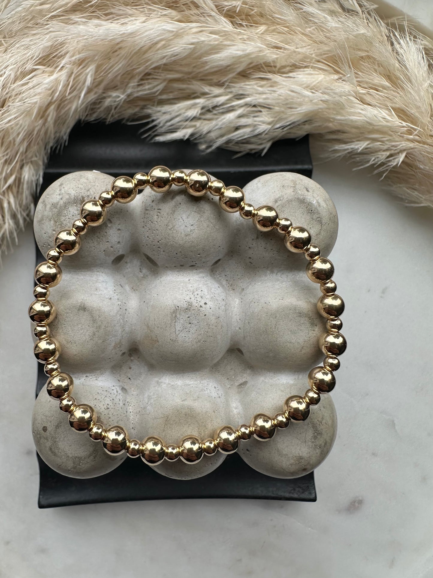 Compact satellite bracelet