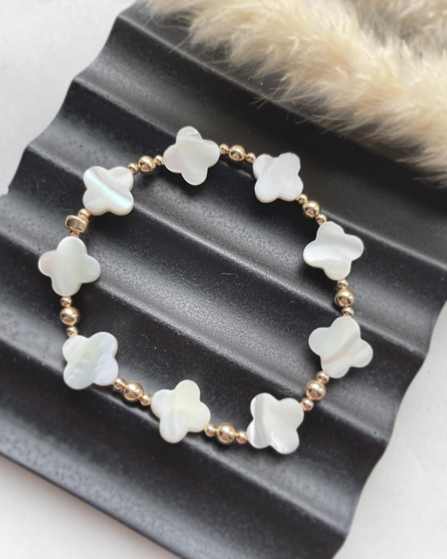 Clover pearls stacker